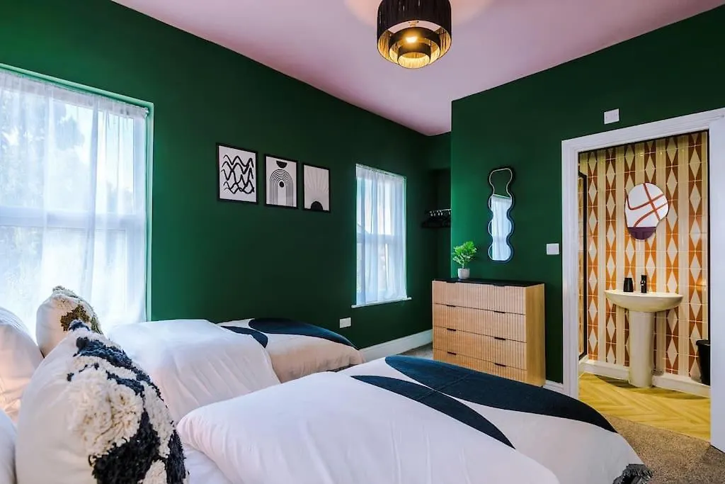 Modern 4-Bedroom In Manchester-1